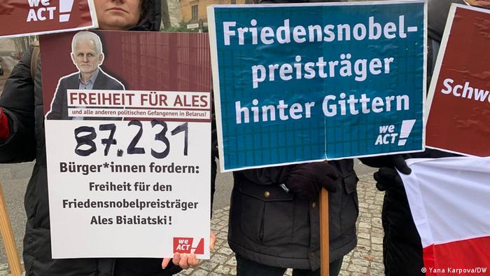 Friedensnobelpreisträger Ales Bjaljazki in Belarus vor Gericht