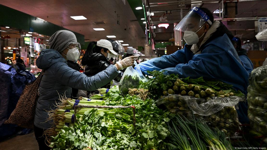 Consumidores num mercado chinês