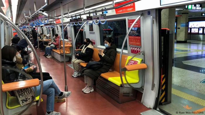 China Peking | Lockerung von Coronamaßnahmen | U-Bahn
