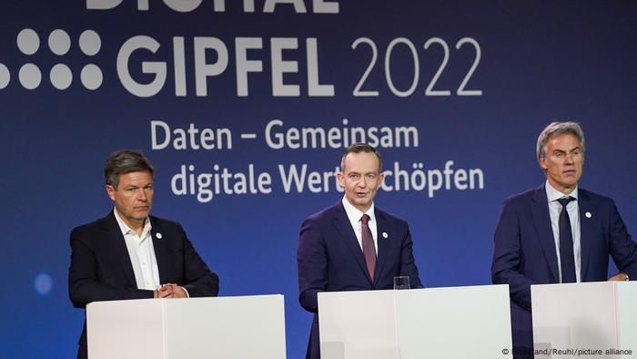 Wirtschaftsminister Robert Habeck, Digitalminister Volker Wissing und Bitkom-Chef Achim Berg beim Digitalgipfel in Berlin