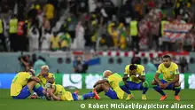 Fußball, WM 2022 in Katar, Kroatien - Brasilien, Viertelfinale, im Education City Stadion, Spieler aus Brasilien sitzen enttäuscht am Boden. +++ dpa-Bildfunk +++