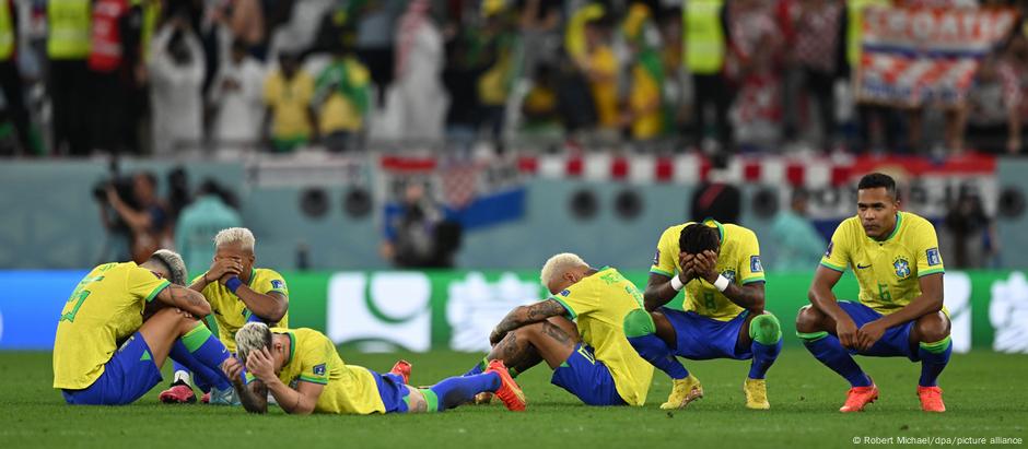 Jogadores brasileiros ficaram desolados após a eliminação da seleção para a Croácia nos pênaltis