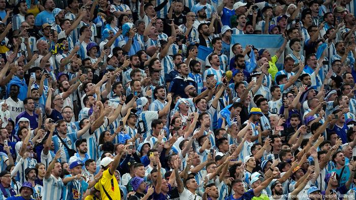 Hinchas de la selección argentina apoyando a la albiceleste. 