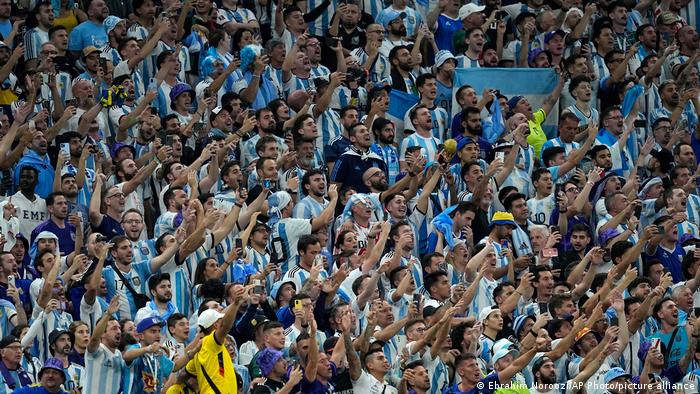 Hinchas de la selección argentina apoyando a la albiceleste. 