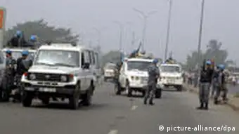 Des casques bleus de l'ONUCI en patrouille à Abobo après des affrontements sanglants entre des partisans d'Alassane Ouattara et les forces de sécurité (11.01.2011)