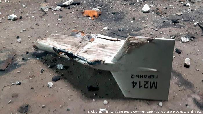 Restos de la cola de un dron destruido con la inscripción M214 seguida de una palabra en ruso.