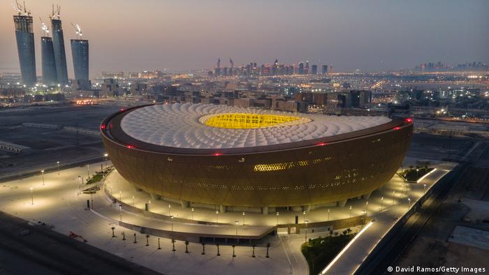 Die goldene Wanne vor der Skyline Dohas - im Lusail-Stadion findet das WM-Finale 2022 statt