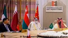 Auf diesem von der Saudi Press Agency (SPA) zur Verfügung gestellten Foto spricht Mohammed bin Salman (r), Kronprinz von Saudi Arabien, mit Xi Jinping (l), Präsident von China. Xi Jinping will mit seinem Besuch «eine neue Ära für die Beziehungen zwischen China und der arabischen Welt» einleiten. +++ dpa-Bildfunk +++