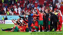 Fußball, WM, Marokko - Portugal, Finalrunde, Viertelfinale, Al-Thumama Stadion, Marokkos Team und Trainerstab jubelt nach dem Sieg. +++ dpa-Bildfunk +++