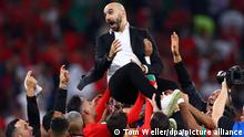 Fußball, WM, Marokko - Portugal, Finalrunde, Viertelfinale, Al-Thumama Stadion, Marokkos Trainer Walid Regragui jubelt mit seinen Spielern nach dem Sieg.