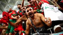 Fußball, WM, Marokko - Portugal, Finalrunde, Viertelfinale, Al-Thumama Stadion, Marokkos Fans jubeln nach dem Sieg.