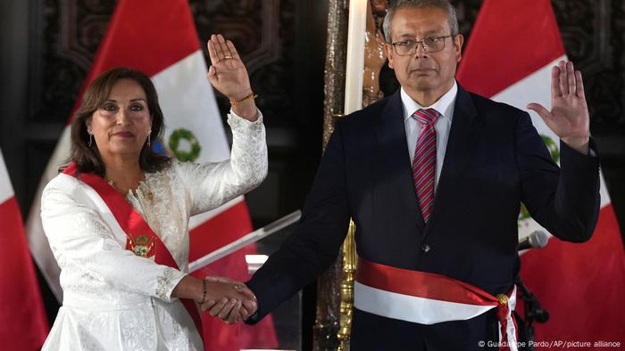 La presidenta de Perú, Dina Boluarte (izq.), tomó juramento a su primer ministro, Pedro Angulo Arana.