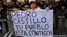 09.12.2022, Peru, Lima: Eine Frau hält ein Plakat mit der Aufschrift «Pedro Castillo, das Volk ist mit dir» während einer Demonstration für dessen Freilassung und die Schließung des Kongresses. Der vom Parlament abgesetzte peruanische Präsident Castillo ist von der Justiz des Landes in Untersuchungshaft genommen worden. Foto: Gian Masko/dpa +++ dpa-Bildfunk +++