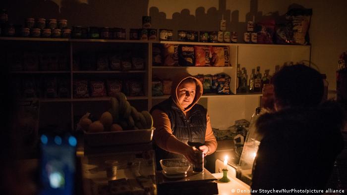 Una vela sobre el mostrador es la única iluminación de esta tienda de Novy Troyany.
