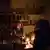 Una vendedora de comestibles atiende a clientes iluminados sólo por una vela en Novy Troyany, región de Odessa, durante un apagón de 48 horas ocurrido a mediados de noviembre tras los ataques aéreos rusos sobre la infraestructura eléctrica ucraniana. (Archivo 17.11.2022)