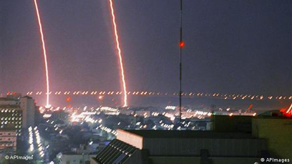 Patriot-Raketen am Himmel über Riyad, Saudi-Arabien, im Januar 1991