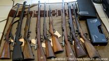 14.03.2019, Rheinland-Pfalz, Kordel: Verschiedene sichergestellte Waffen liegen auf einem Teppich. Bei einem Waffen- und Sprengstoffhändler, der der Reichsbürgerszene zugeordnet wird, werden Wohn- und Geschäftsräume sowie Lagerstätten durchsucht mit dem Ziel, alle auffindbaren Waffen, Munition und Sprengstoffe sicherzustellen. Foto: Harald Tittel/dpa +++ dpa-Bildfunk +++