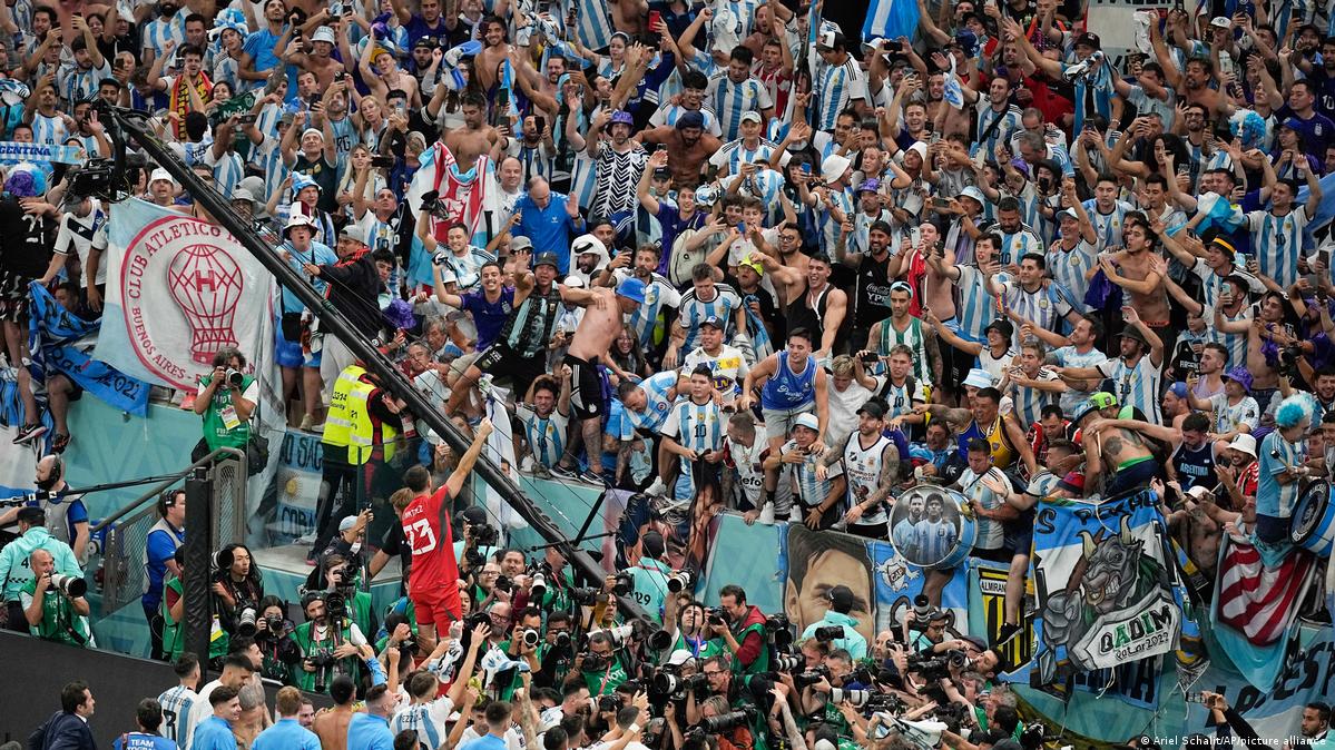 World Cup 2022: Argentina's 'barras bravas' bring the noise DW – 12/11/2022