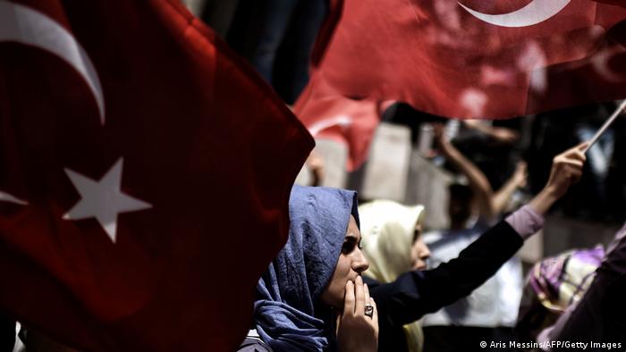 В последните години религията прониква все повече в обществения живот на Турция, казват експерти.