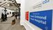 Fot da entrada do Great Ormond Street Hospital for Children, com placa e pessoas andando ao lado Fot da entrada do Great Ormond Street Hospital for Children, com placa e pessoas andando ao lado