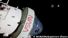 ARCHIV - 28.11.2022, ---, Weltraum: Auf dieser von der US-Raumfahrtbehörde Nasa zur Verfügung gestellten Aufnahme sind die Erde und der Mond von der «Orion»-Kapsel aus zu sehen. Die Mondmission «Artemis 1» der US-Raumfahrtbehörde Nasa wird am Sonntag zurück auf der Erde erwartet. (zu dpa «Artemis»-Mondmission: «Orion»-Kapsel wird zurück auf Erde erwartet) Foto: Uncredited/NASA/AP/dpa - ACHTUNG: Nur zur redaktionellen Verwendung und nur mit vollständiger Nennung des vorstehenden Credits +++ dpa-Bildfunk +++