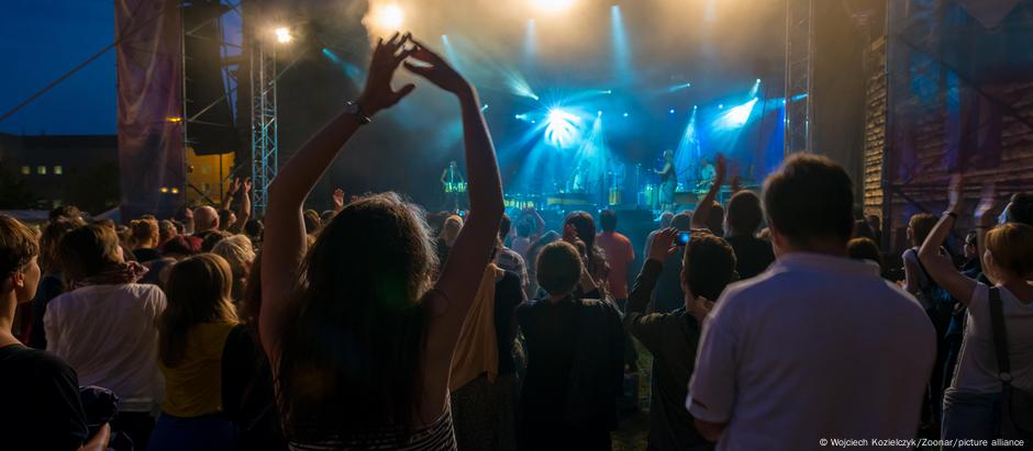 Música ao vivo provoca mais atividade cerebral na amígdala esquerda do que a mesma música gravada