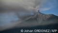 Una columna de ceniza y humo se eleva desde el volcán de Fuego, visto desde Alotenango, un municipio en el departamento de Sacatepéquez a 65 kilómetros al suroeste de Ciudad de Guatemala.