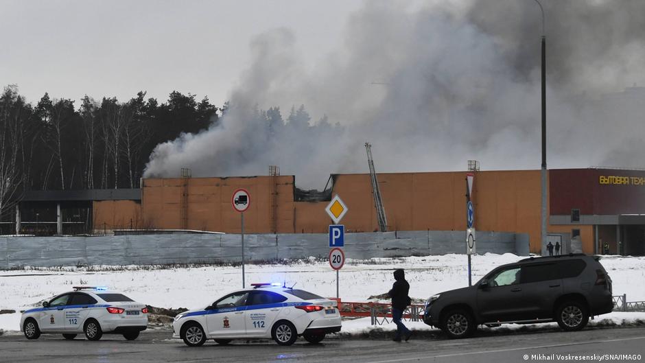 В Подмосковье загорелся торговый центр \"Стройпарк\" – DW – 12.12.2022