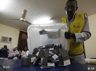 Wahlhelfer leert Urne (Bild: AP)