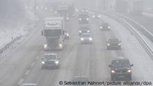 Autos und LKW fahren auf der Autobahn 4 am Autobahndreieck Dresden-Nord im dichten Schneetreiben. +++ dpa-Bildfunk +++
