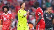 Fussball 1. Bundesliga Saison 2022/2023 4. Spieltag FC Bayern Muenchen - Borussia Moenchengladbach 27.08.2022 Torwart Yann Sommer Mitte, Borussia Moenchengladbach klatscht Dayot Upamecano re, FC Bayern Muenchen nach dem Spiel ab *** Soccer 1 Bundesliga season 2022 2023 4 matchday FC Bayern Muenchen Borussia Moenchengladbach 27 08 2022 goalkeeper Yann Sommer center, Borussia Moenchengladbach claps Dayot Upamecano right, FC Bayern Muenchen after the match