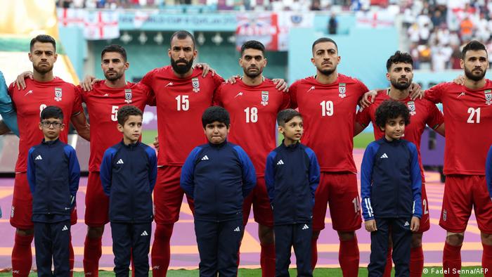 Irans Fußballnationalmannschaft bei der Nationalhymne während der WM in Katar