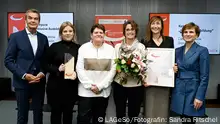 2022 Berlin Inclusion Prize. From left to right: Michael Thiel (President of the State Office for Health and Social Affairs), Nathalie Zerna, Kerstin Nitz, Dagmar Labude, Barbara Massing (DW) und Katja Kipping (Senator).
