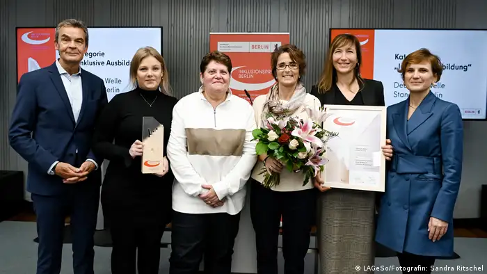 Inklusionspreis 2022 in Berlin. Von links nach rechts: Michael Thiel (Präsident des LaGeso), Nathalie Zerna, Kerstin Nitz, Dagmar Labude, Barbara Massing (alle DW) und Katja Kipping (Senatorin).