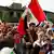 Una muchedumbre con banderas del Perú pide la disolución del Congreso
