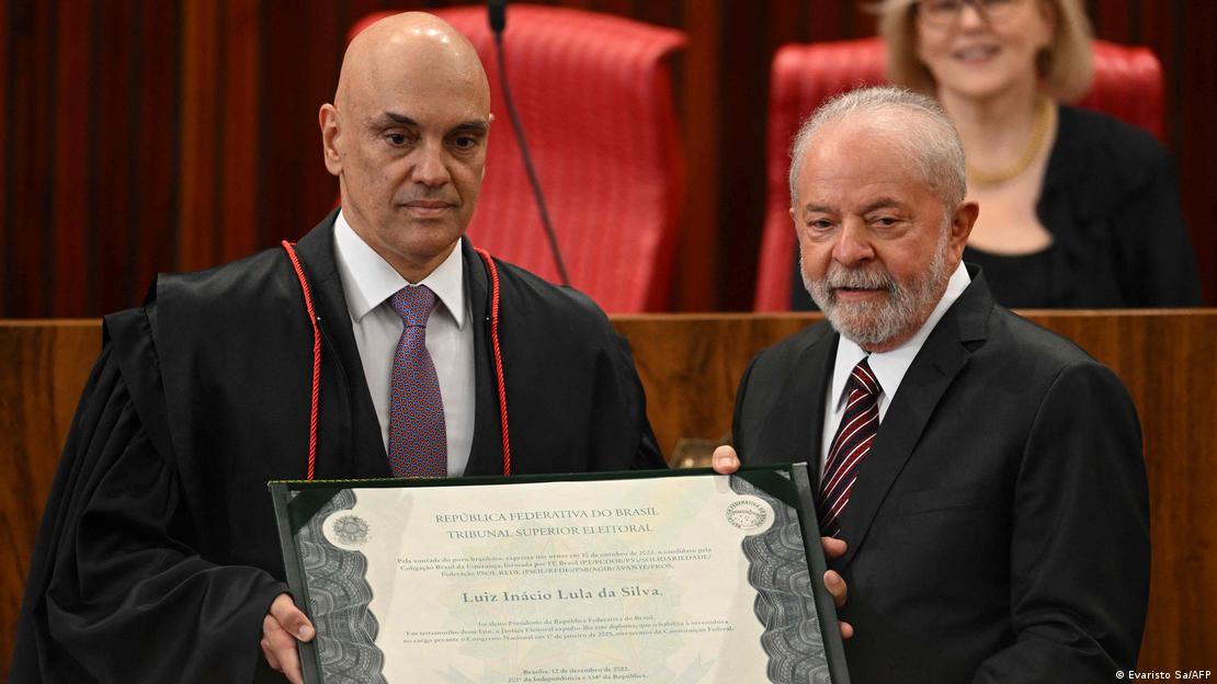 Lula e Moraes segurando o diploma e olhando para a frente