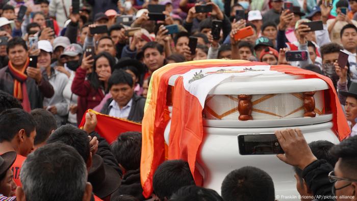 Foto de personas que asisten al funeral de una víctima adolescente durante las protestas en Perú.