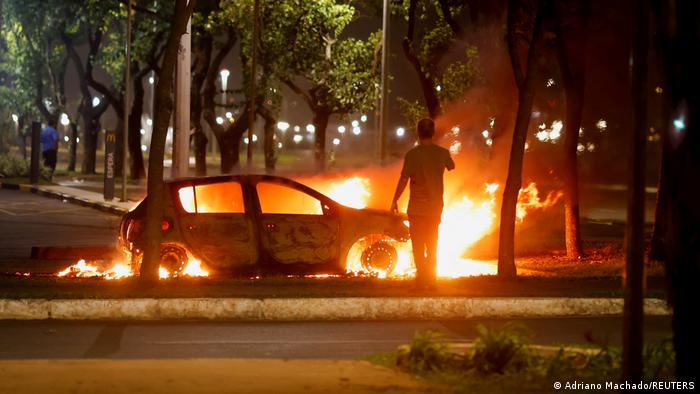 Foto de un vehículo incendiado durante las protestas en Brasilia