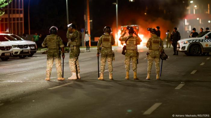 Em 12 de dezembro, apoiadores de Bolsonaro tentaram invadir a sede da PF em Brasília, destruíram carros e queimaram ônibus em vias públicas.