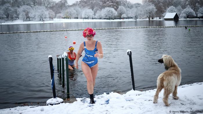 A pesar de las acostumbradas bajas temperaturas de diciembre, estas mujeres toman un refrescante baño en el lago Serpentine, en Hyde Park, centro de Londres, Inglaterra. El lago no es natural, fue creado en 1730 y su nombre se debe a que una parte tiene forma de serpiente. ¿Se atrevería a darse un chapuzón aquí en invierno?