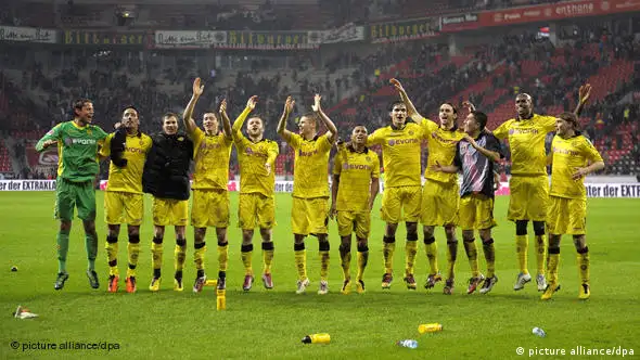 Borussia Dortmund Fußball Mannschaft Bayer Leverkusen Flash-Galerie