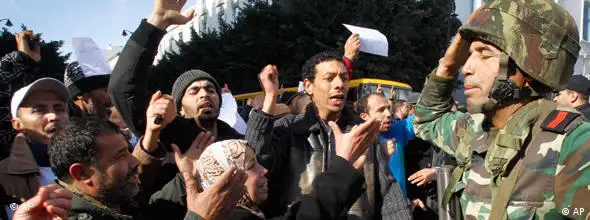 NO FLASH Tunesien Unruhen Demonstration Ben Ali Tunis Soldat