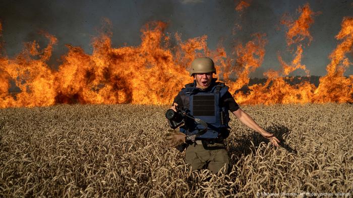 Ukrajinski novinar i fotograf Jevgenij Maloletka na ratnom poprištu kod Harkiva