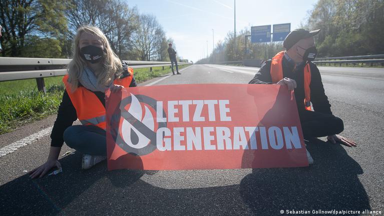Letzte Generation: Razzia gegen Klimaaktivisten – DW – 24.05.2023