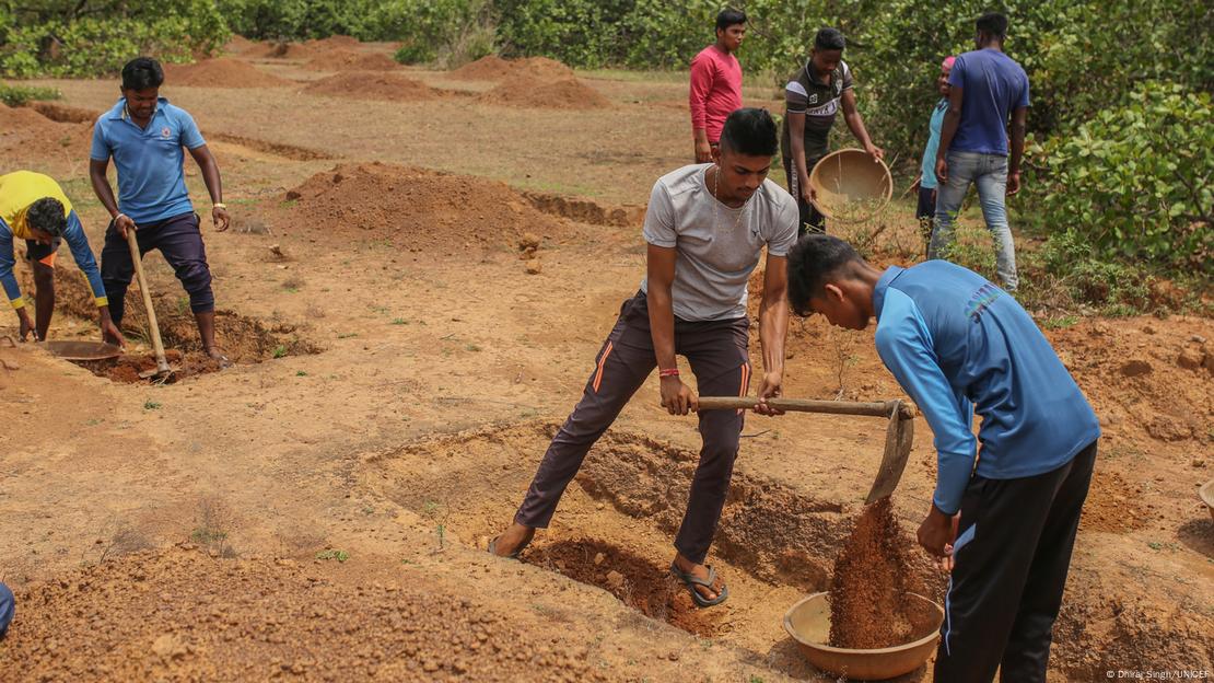 Un grupo de jóvenes indios excava una pozo para que la lluvia ayude a renovar el agua subterránea.