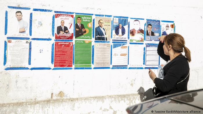 ناخبة تونسية تتطلع إلى منشورات المترشحين للانتخابات - تونس في 2 ديسمبر 2022 