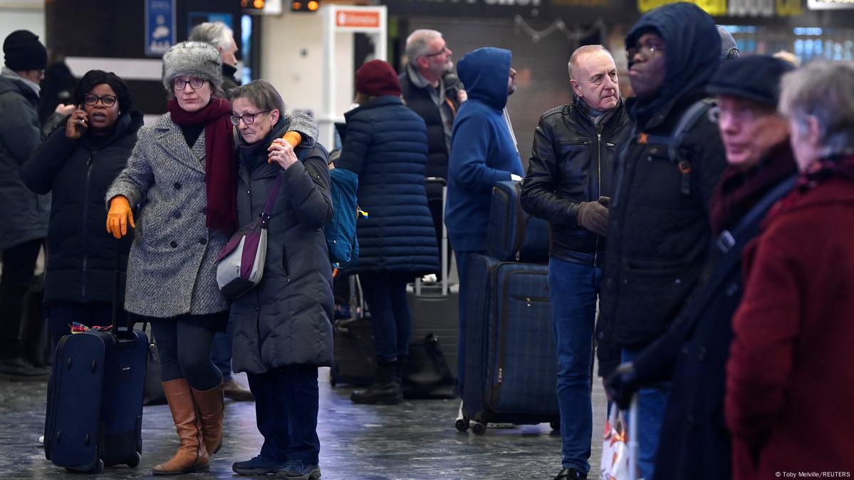 UK rail workers strike as prelude to wave of walkouts DW 12/13/2022