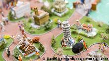 ARCHIV - Der schiefe Turm von Pisa ist am 07.09.2016 im neuen Italien-Abschnitt des «Miniatur Wunderlandes» in Hamburg zu sehen. Mit 1,3 Millionen Besuchern hat die Touristenattraktion 2016 einen Besucherrekord erzielt. (zu dpa «Miniaturwunderland erzielt Besucherrekord» vom 07.01.2017) Foto: Daniel Reinhardt/dpa +++ dpa-Bildfunk +++
