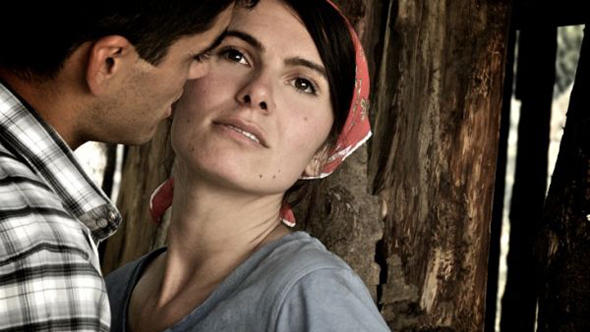 Mann und Frau sich küssend, Szene aus dem Film Der Albaner (Foto: http://www.max-ophuels-preis.de)