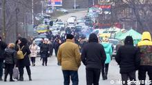 Author: Idro Seferi, BKS-Korrspondent auf dem Balkan
Thema: Demonstrationen und Barrikaden von Kosovo-Serben im Norden Kosovos
Ort: Rudare (Kosovo)
Datum: 13.12.22
Die Kosovo-Serben versammeln sich auf Verkehrswegen
